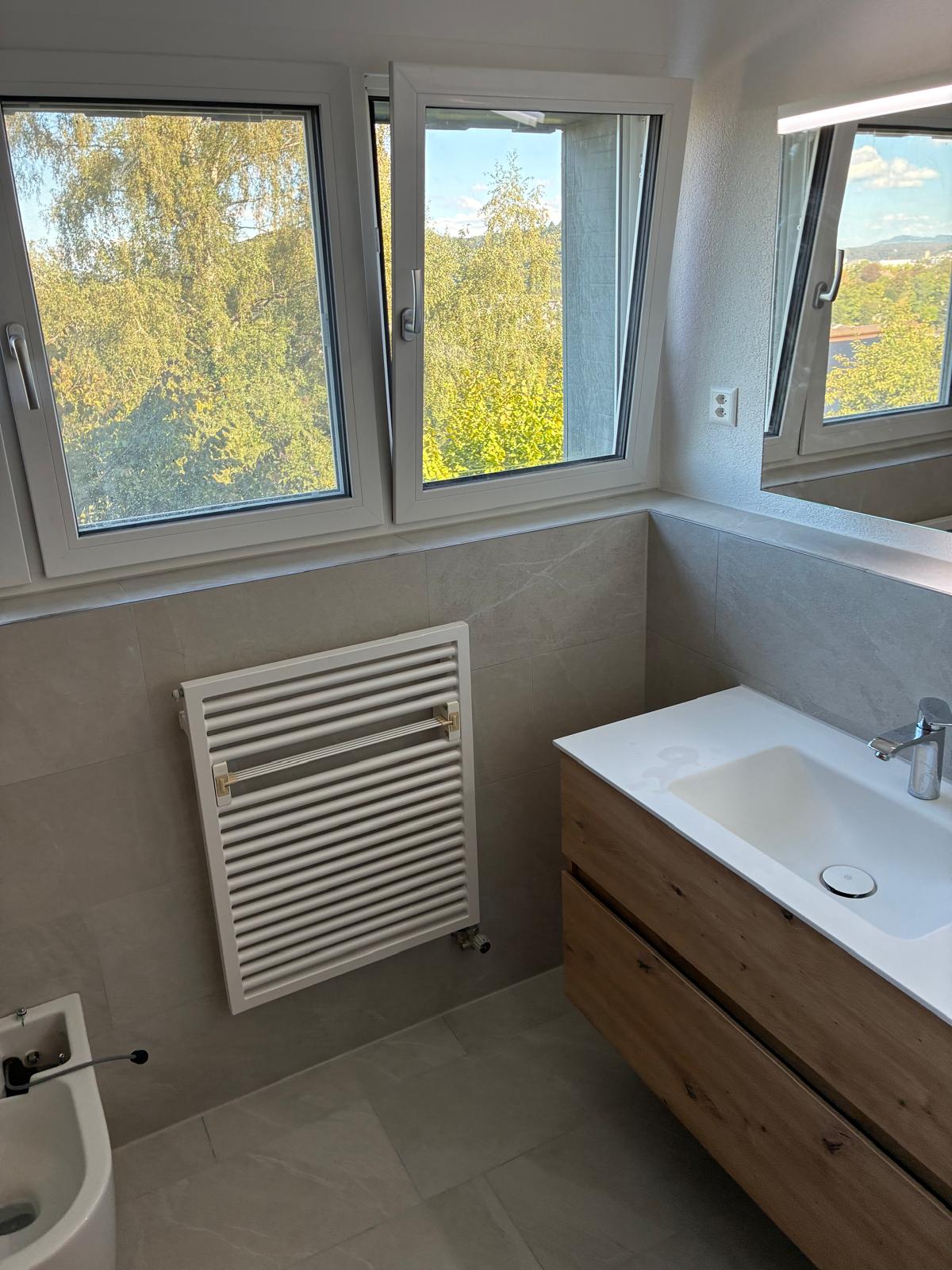 Modernes Badezimmer mit hochwertigen Platten in Effretikon